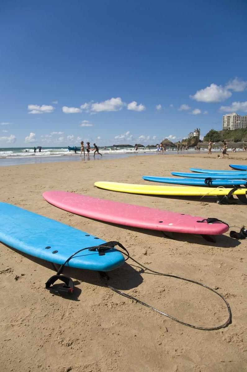 Tablas de surf en la playa de Biarritz