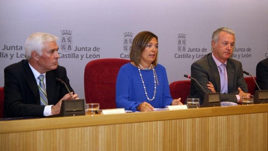 La consejera Milagros Marcos y el presidente de Agroseguro, Ignacio Machetti, en la firma del convenio