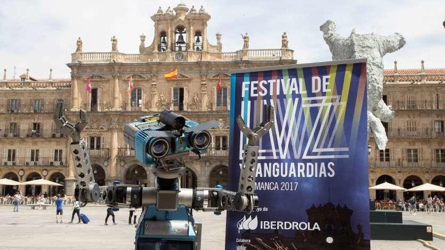 El robot Orion, pregonero de la segunda edición del Festival de Luz y Vanguardias, en la plaza de Salamanca.