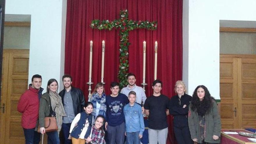 Jóvenes de la cofradía Mediadora que han participado en la recogida de comida para Cáritas.