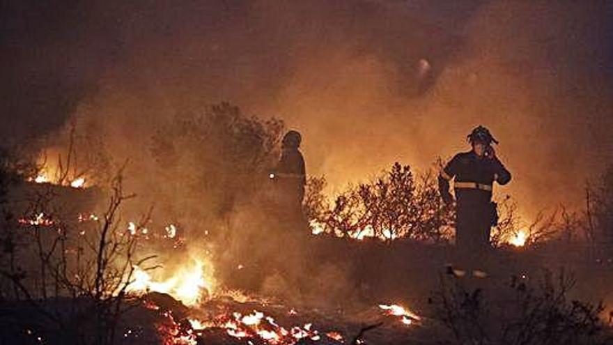 Un foc al massís del Montgrí crema almenys quatre hectàrees