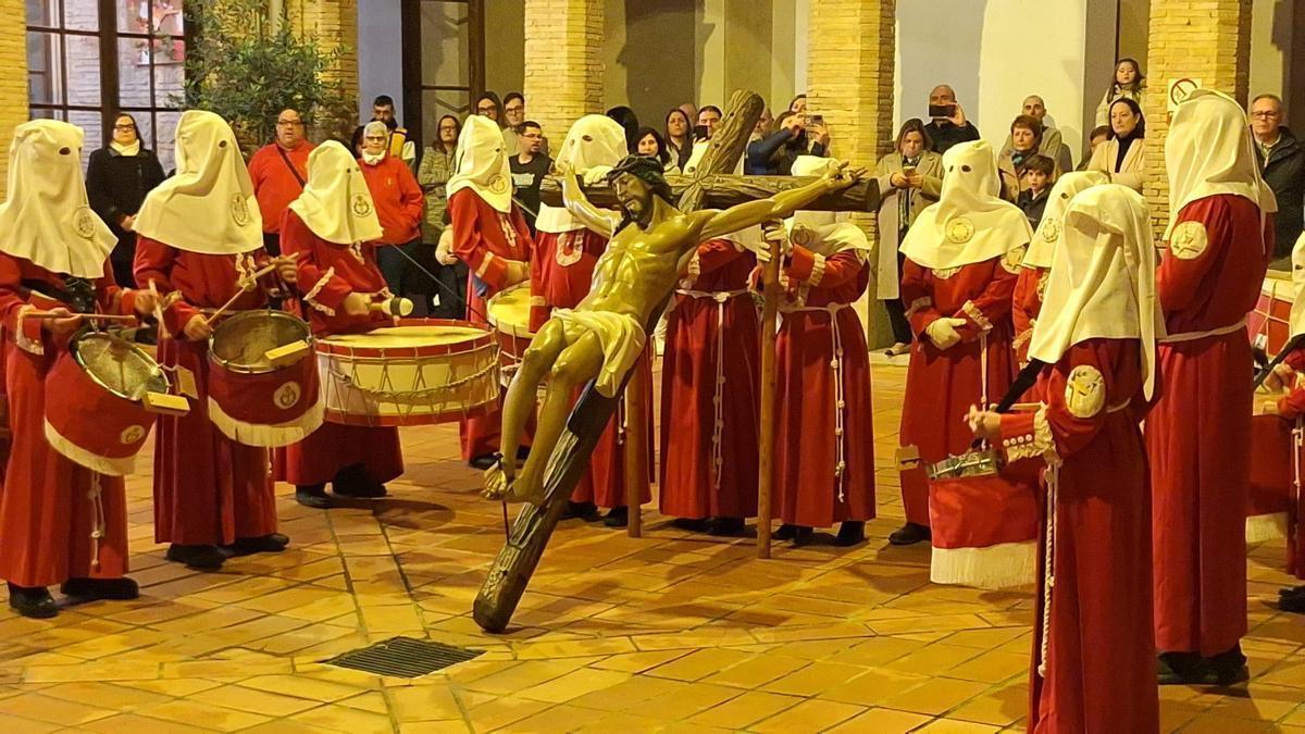 El Toque del Silencio abrió la muestra que conmemora el cuarenta aniversario de su instauración en Alzira