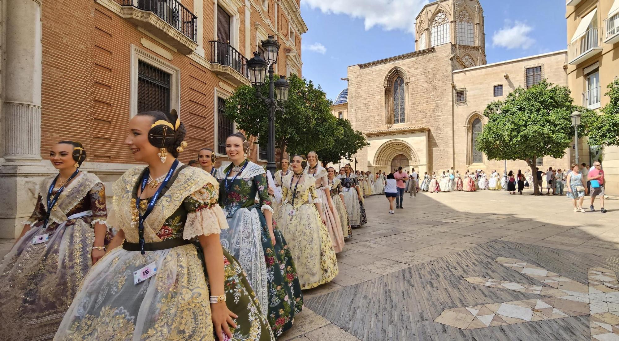 Baño de multitudes de las candidatas a Fallera Mayor de València 2025