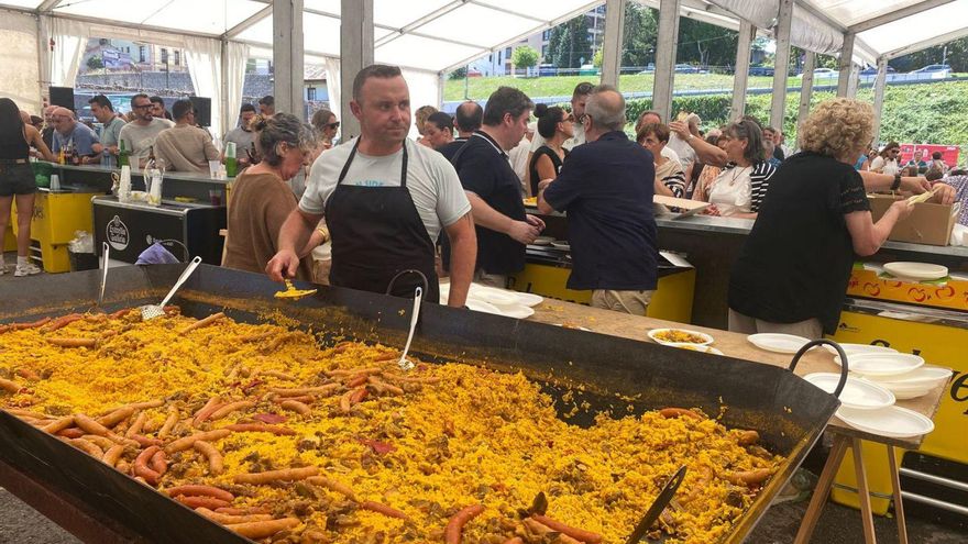 1.-El «chef Higinio», con la gran paella.
2.-Concierto del programa «EmplazArte», en La Panerina.
3.-Familias y grupos de amigos que acudieron a la comida en El Charcón. 4.-Comensales, recogiendo los platos de paella para sentarse a la mesa. | P. T.