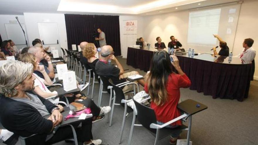 Una de las conferencias, ayer en el hotel Garbí de Platja d´en Bossa ante un público variopinto.