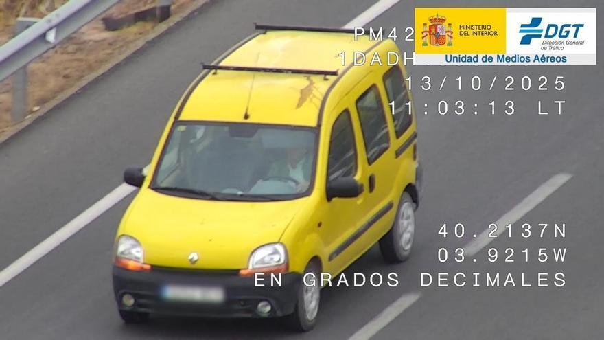 Conductor circulando sin cinturón, detectado por el dispositivo especial de la DGT
