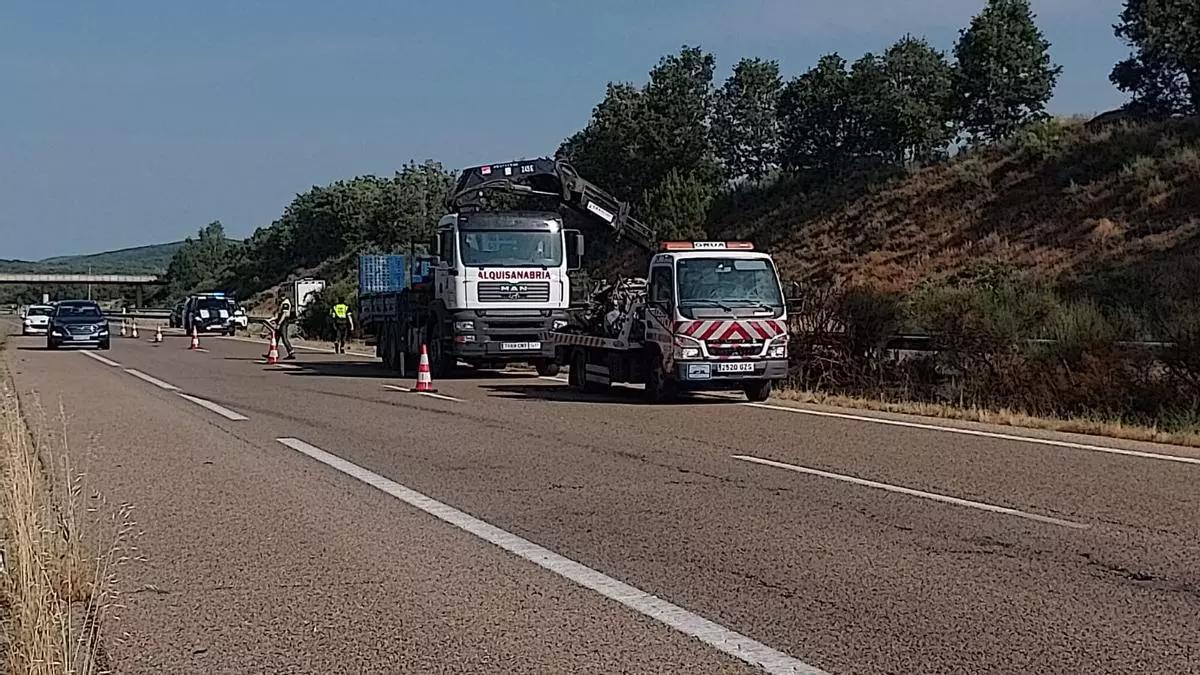La grúa retira el coche en el que viajaba el futbolista y su hermano
