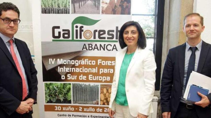 Tomás Fernández-Couto, Ángeles Vázquez y Ricardo Durán, ayer, en la presentación de &#039;Galiforest&#039;.