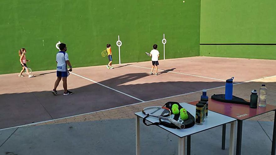 El frontenis ha sido una de las actividades ofertadas en Maleján.  | SERVICIO ESPECIAL