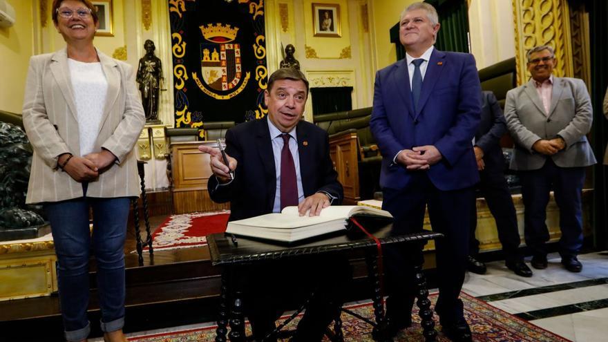 El ministro Luis Planas, ayer, firma en el libro de honor del Ayuntamiento de Jumilla. | MARCIAL GUILLÉN/EFE