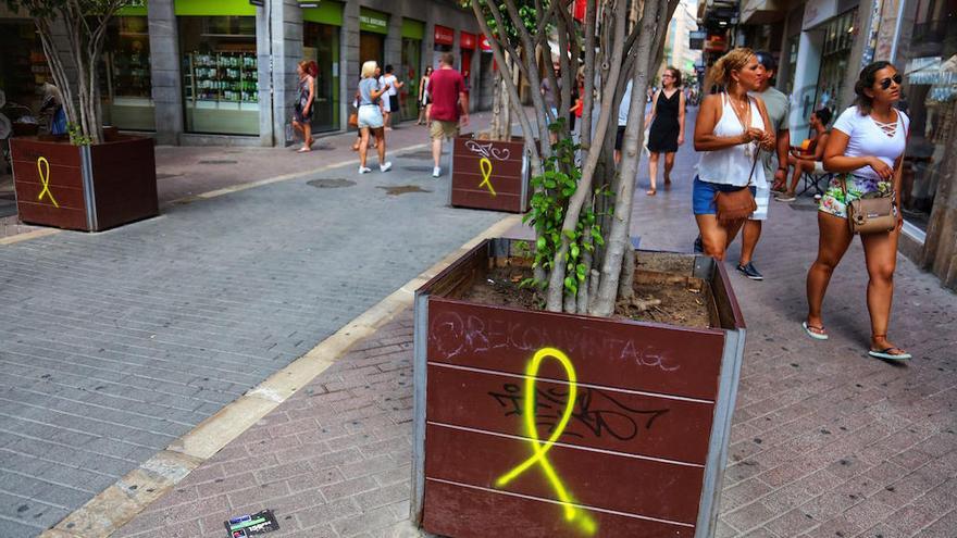 Aparecen lazos amarillos en el centro de Palma