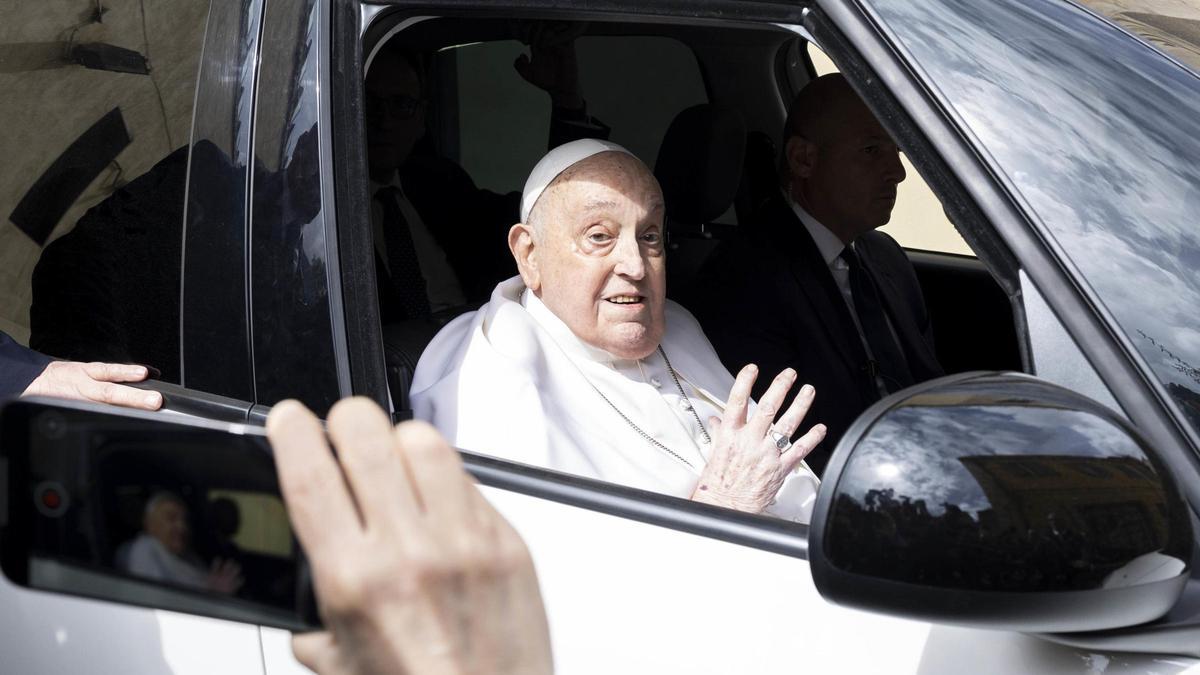 El papa cumple la tradición de visitar una cárcel romana este Jueves Santo