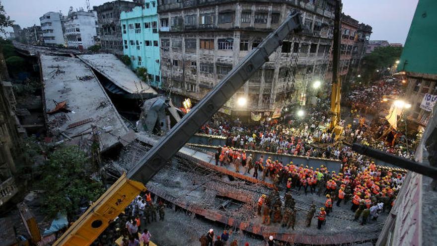 19 fallecidos al derrumbarse un paso elevado