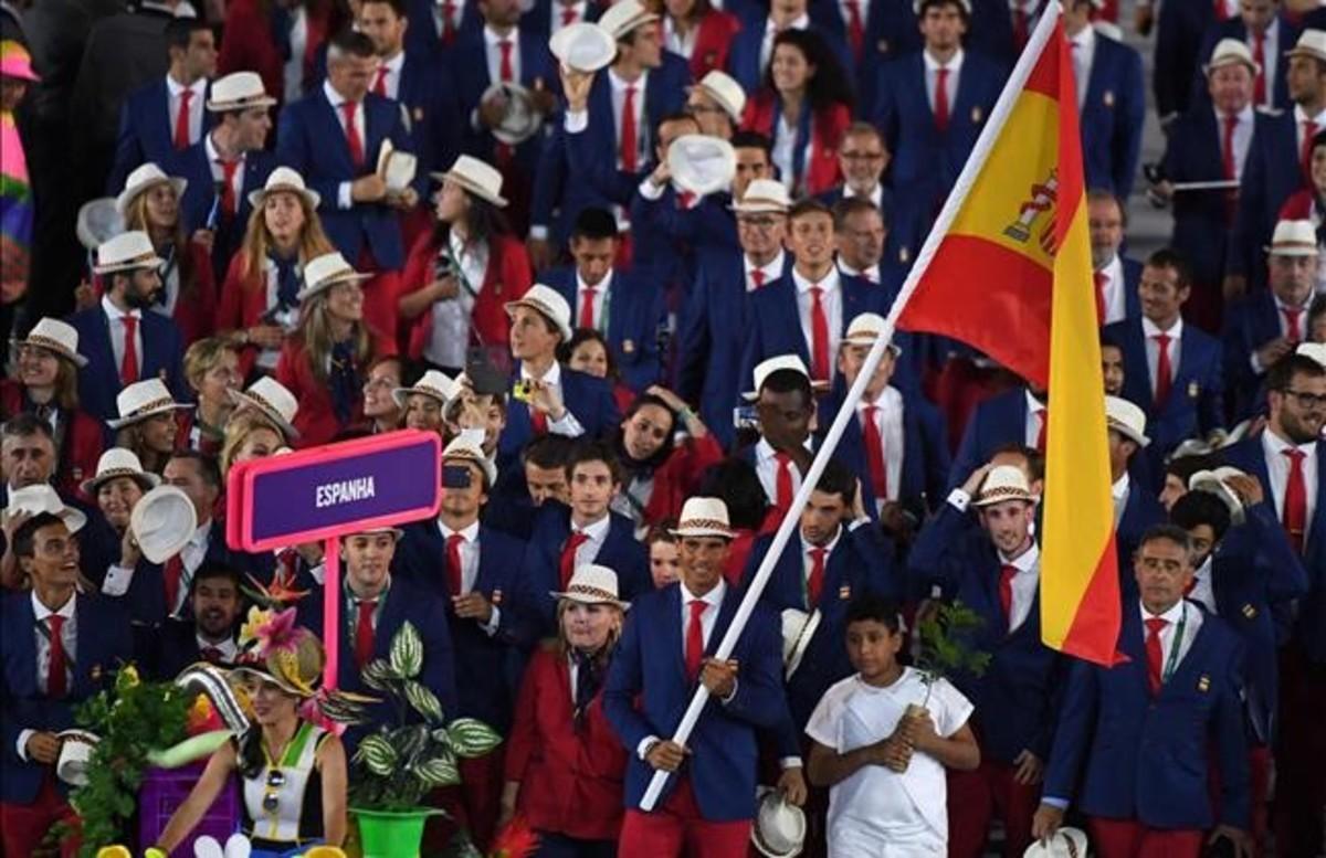 dcaminal34943449 spain s flagbearer rafael nadal leads his delegation during 160806082235