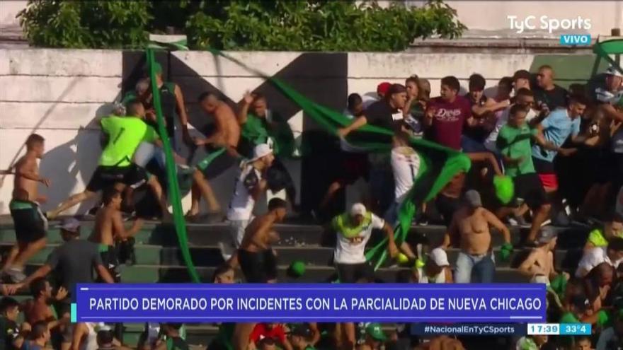 Brutal pelea con barras y cuchillos en las gradas del estadio