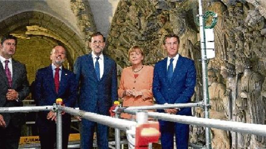 Mariano Rajoy i Angela Merkel, tercer i quarta per l&#039;esquerra, respectivament, durant la visita a la catedral de Santiago de Compostel·la