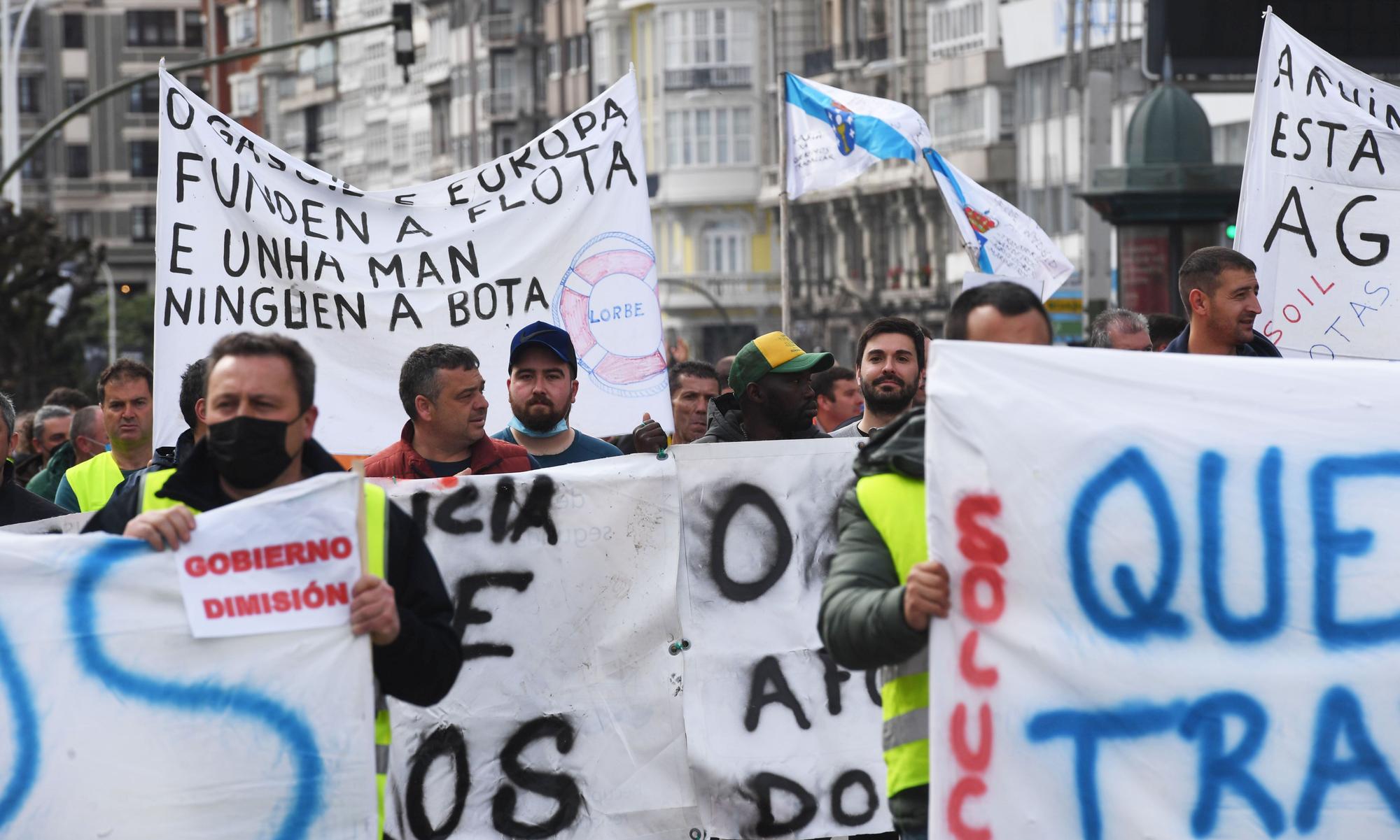 Más de 200 transportistas salen a la calle en A Coruña para exigir soluciones a la subida de los combustibles