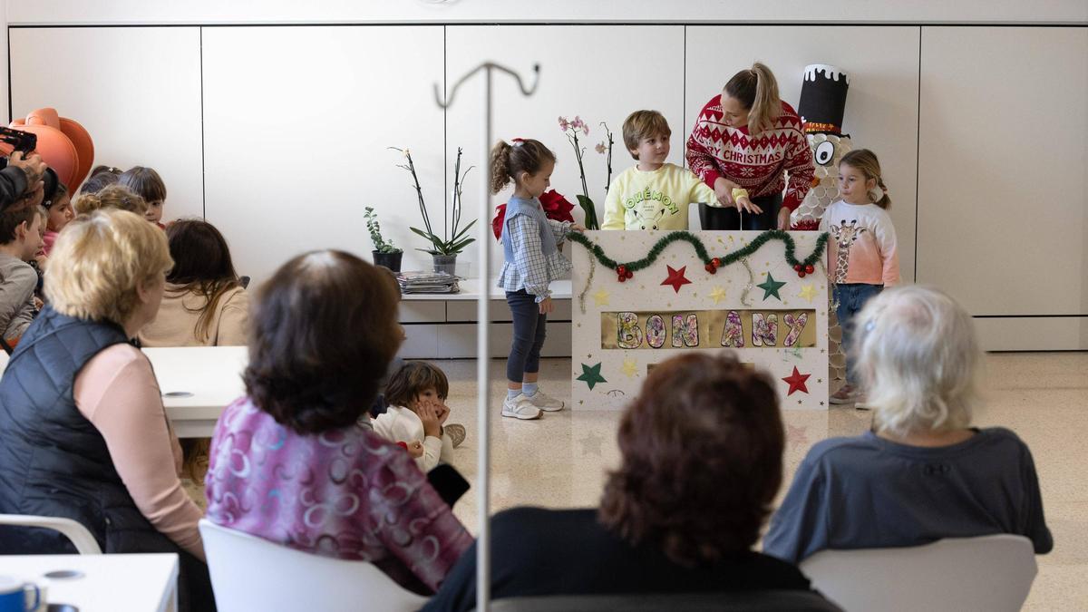 Los niños llevan la alegría de la Navidad a Ca na Majora