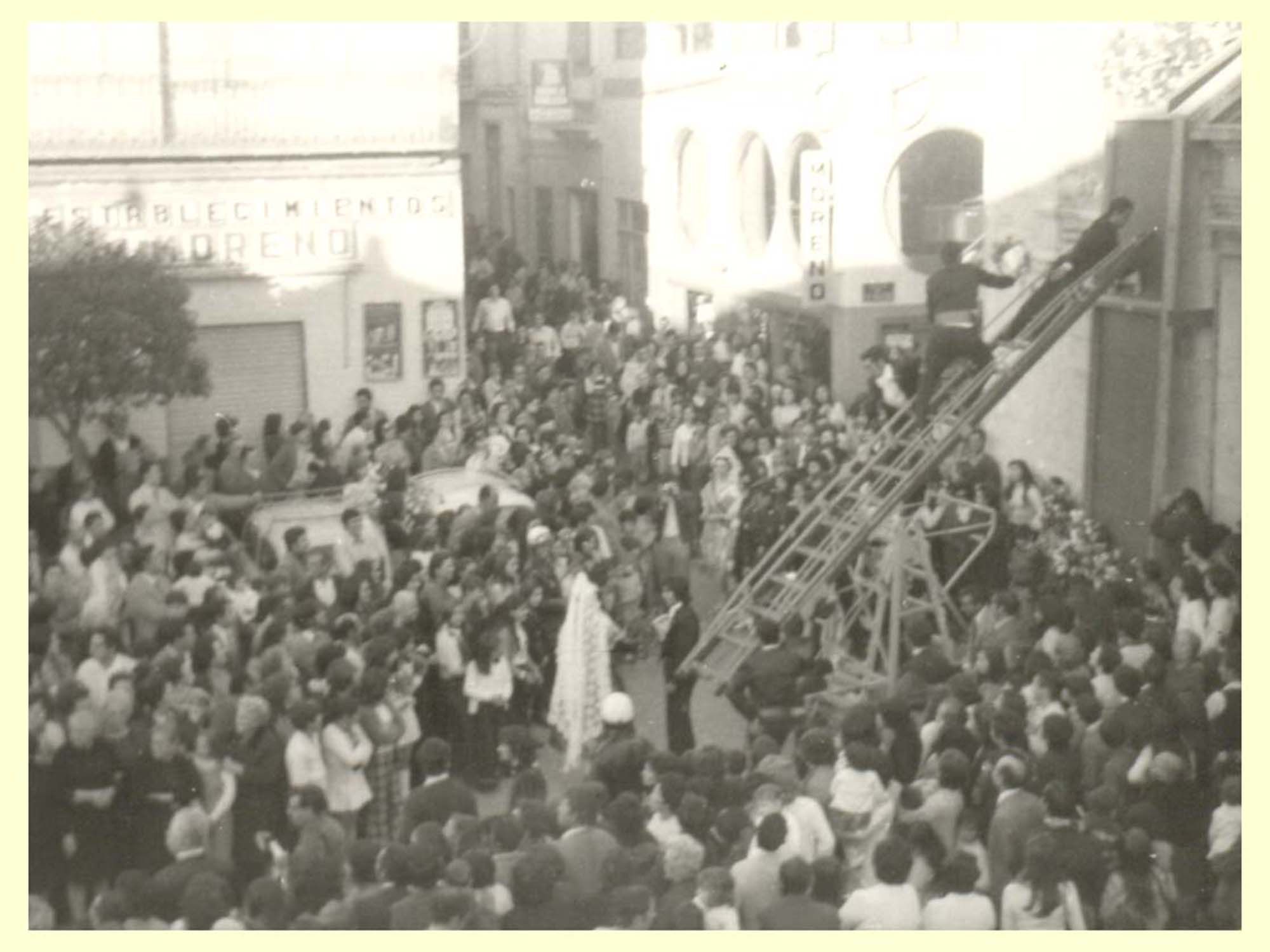 1977. Ofrena en la façana de Sant Pere.