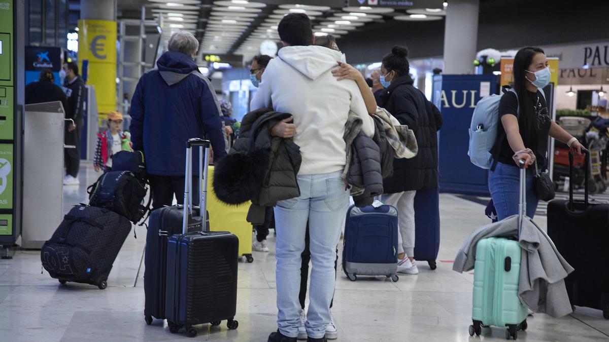 Varias personas con maletas en el aeropuerto Adolfo Suárez de Madrid.