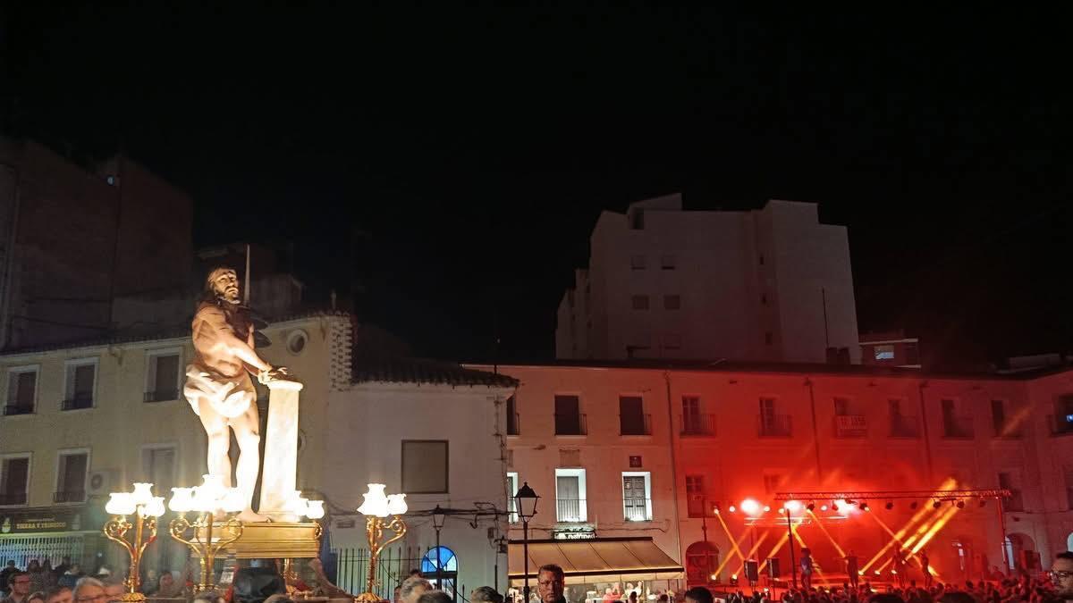 Un momento del traslado del Cristo de la Columna de Villena, con el concierto de Lapili, el pasado Viernes de Dolores.