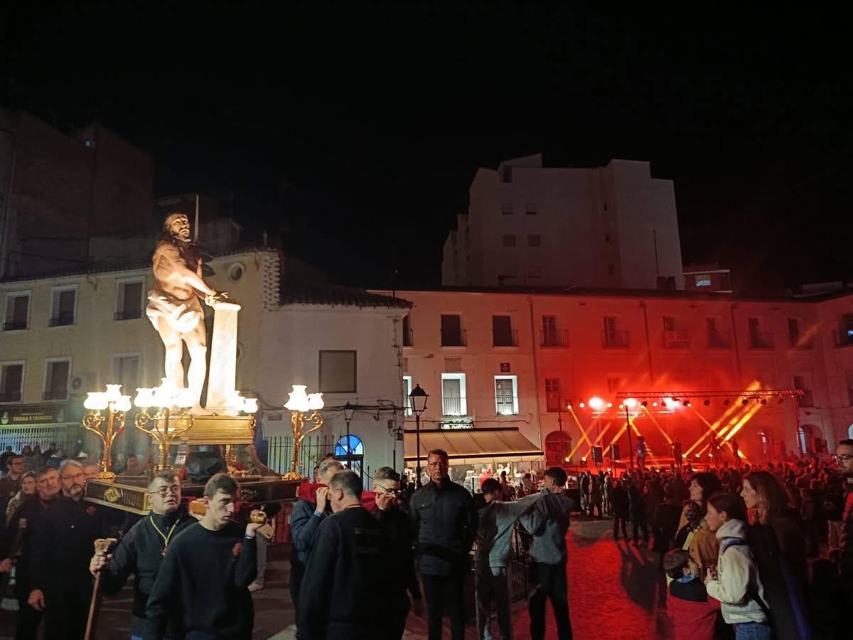 Un momento del traslado del Cristo de la Columna de Villena, con el concierto de Lapili.