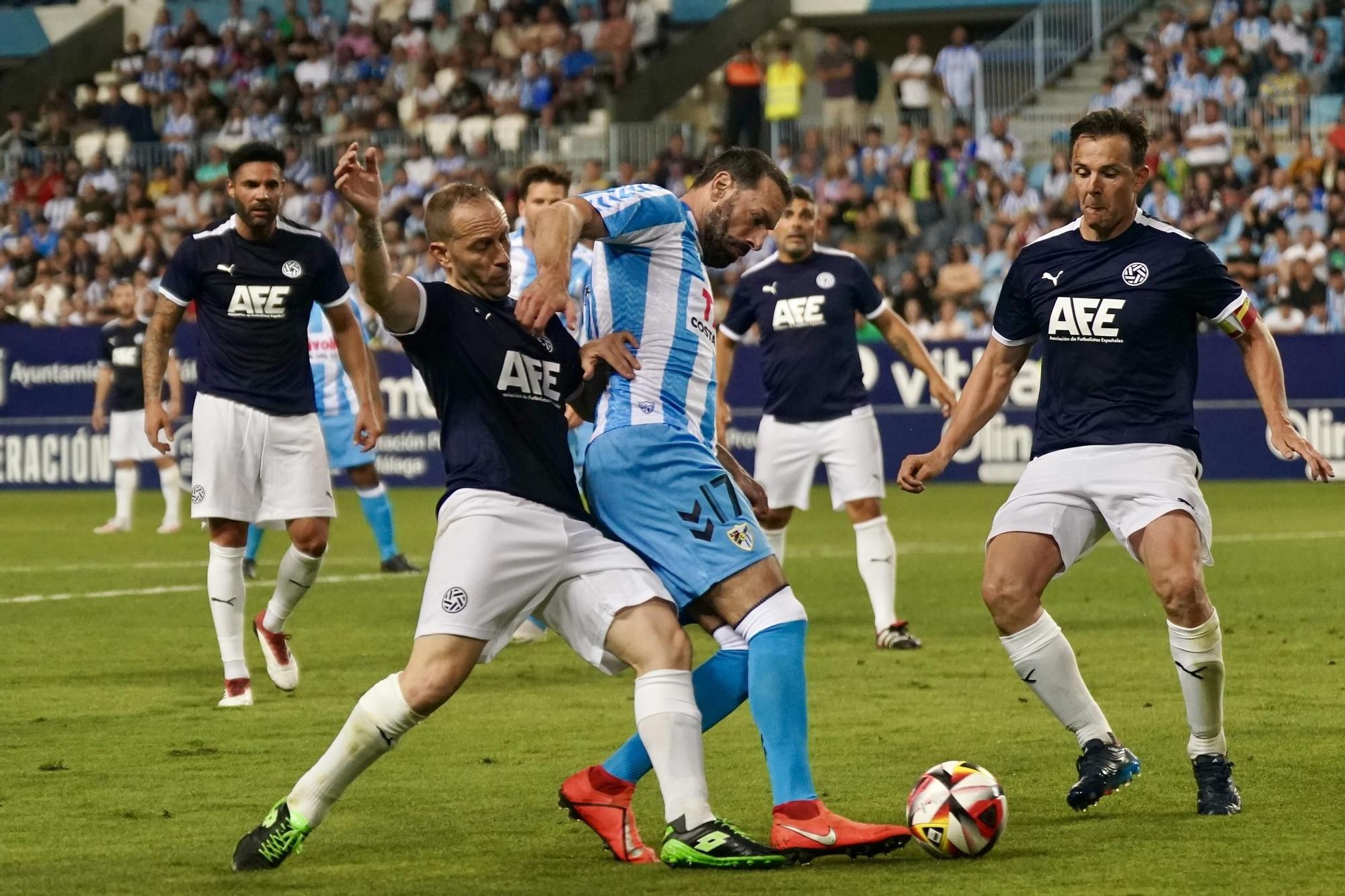 Las leyendas del Málaga CF vuelven a pisar el césped de La Rosaleda