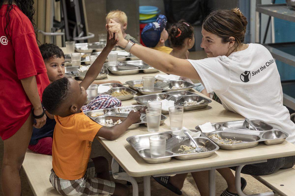 Save the Children inicia sus campamentos de verano para 2200 niños y niñas en riesgo de pobreza y de exclusión social. La organización garantiza que la infancia más vulnerable tenga las mismas oportunidades que el resto y al menos una comida saludable al día.