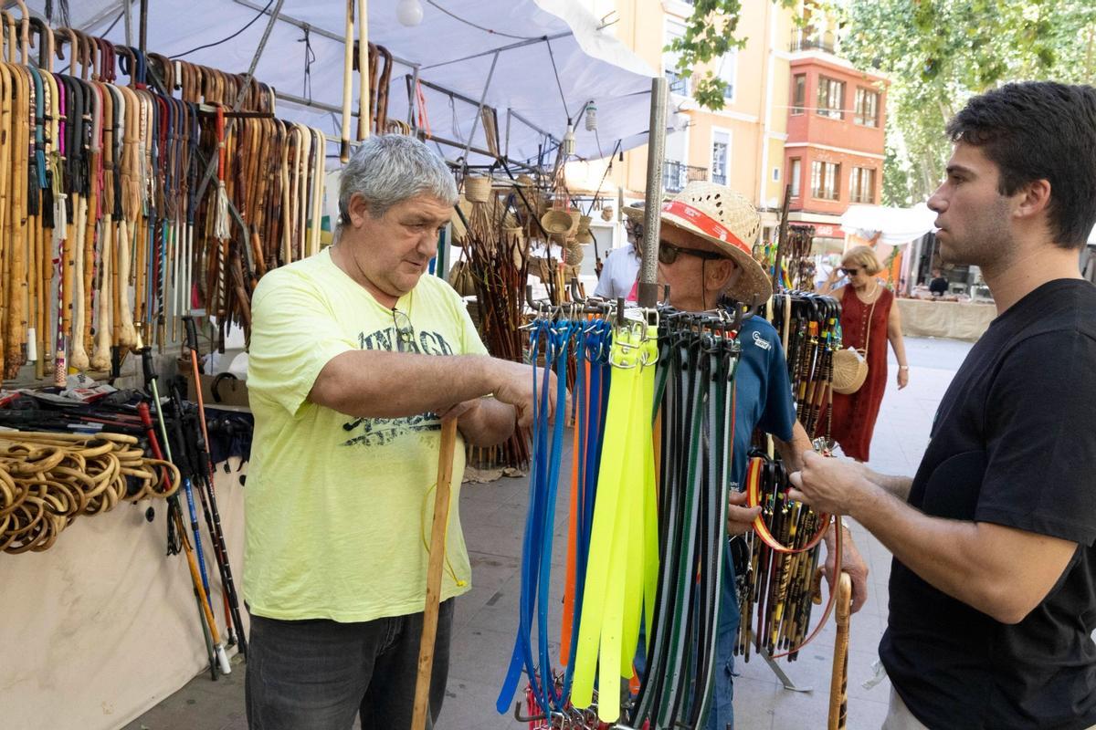 Vicente José Rubio charla con unos clientes en la Fira de Xàtiva.