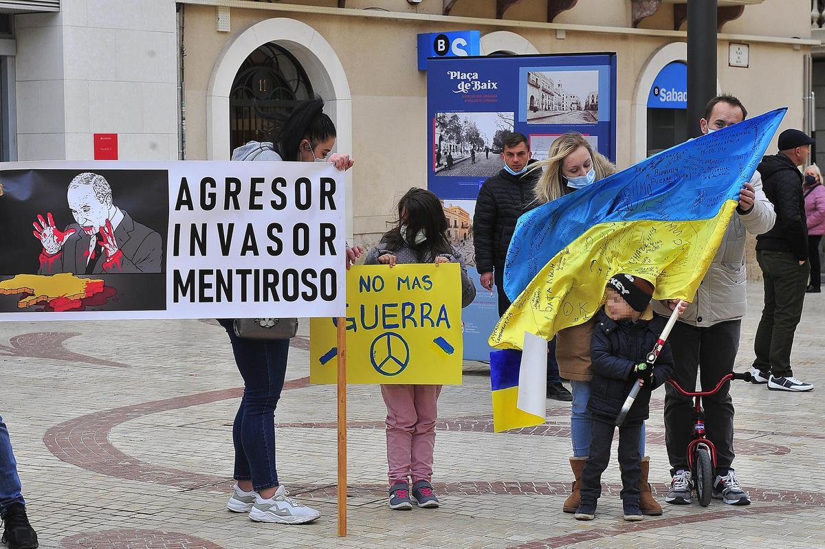 Una concentración en la Plaça Baix, en una imagen de archivo, contra Putin y la invasión de Ucrania