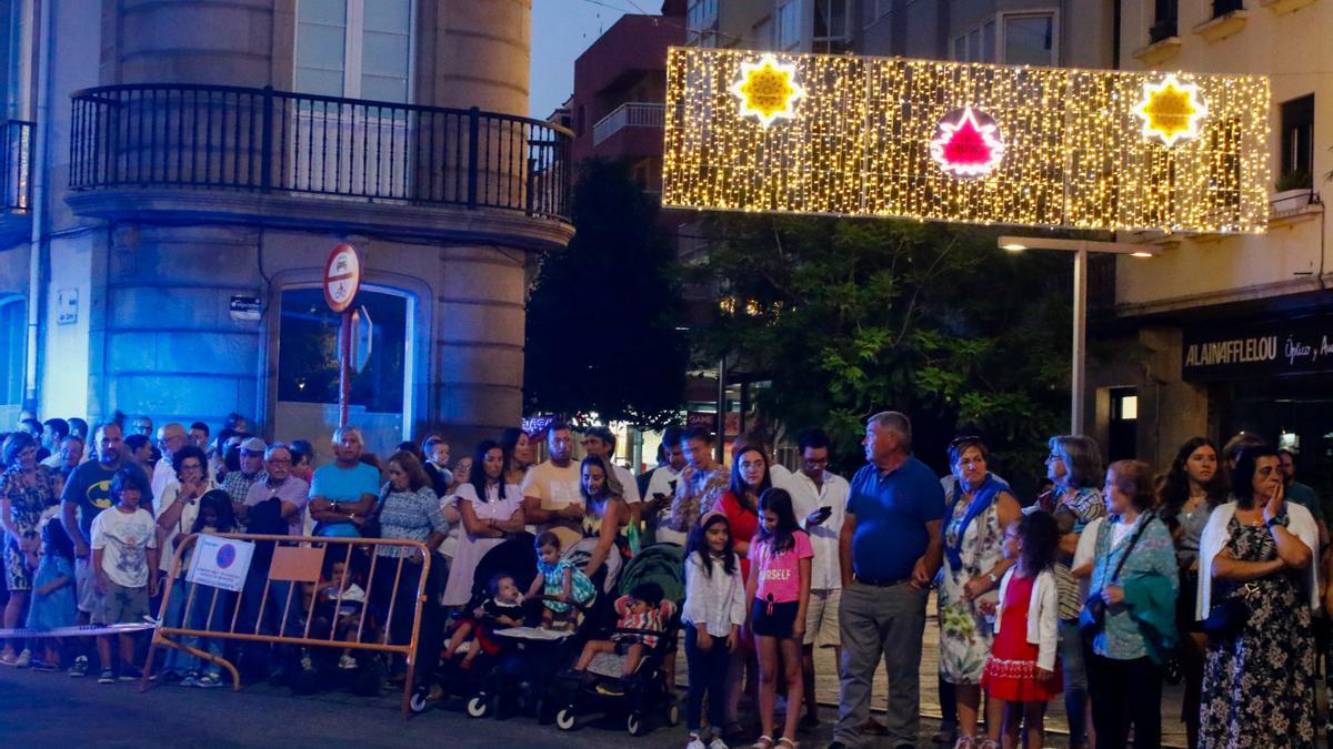 Público en el desfile de carrozas.