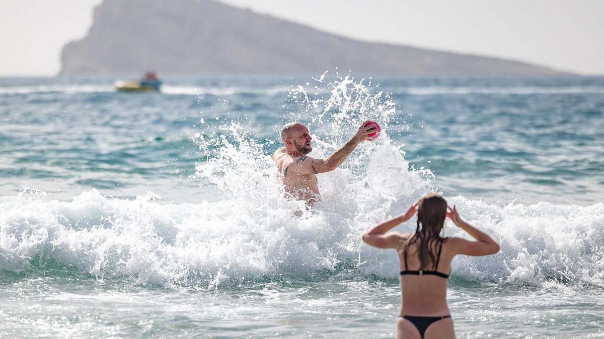 Un turista, en una playa de Benidorm durante la segunda quincena de octubre