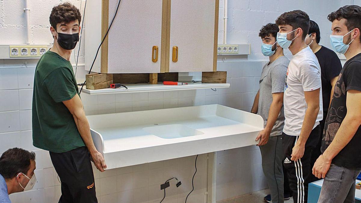 Estudiantes franceses y españoles ajustan los mecanismos a los muebles adaptados