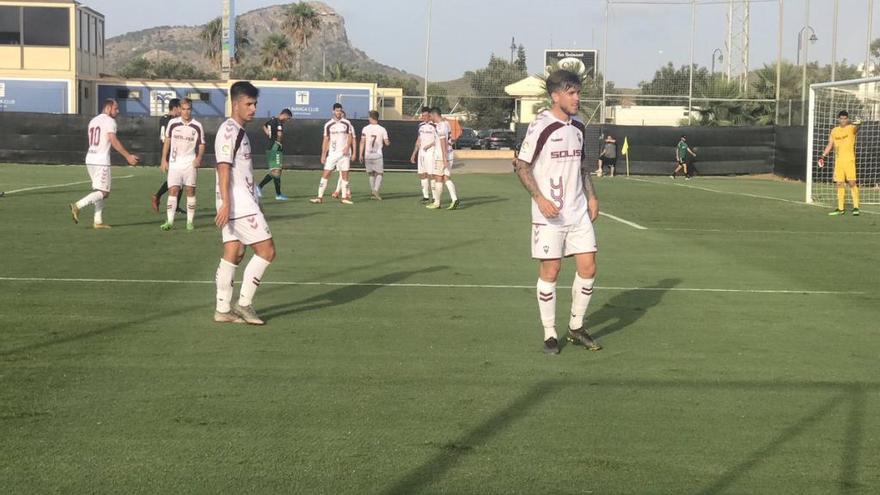 Los jugadores de Elche y Albacete se preparan para un córner