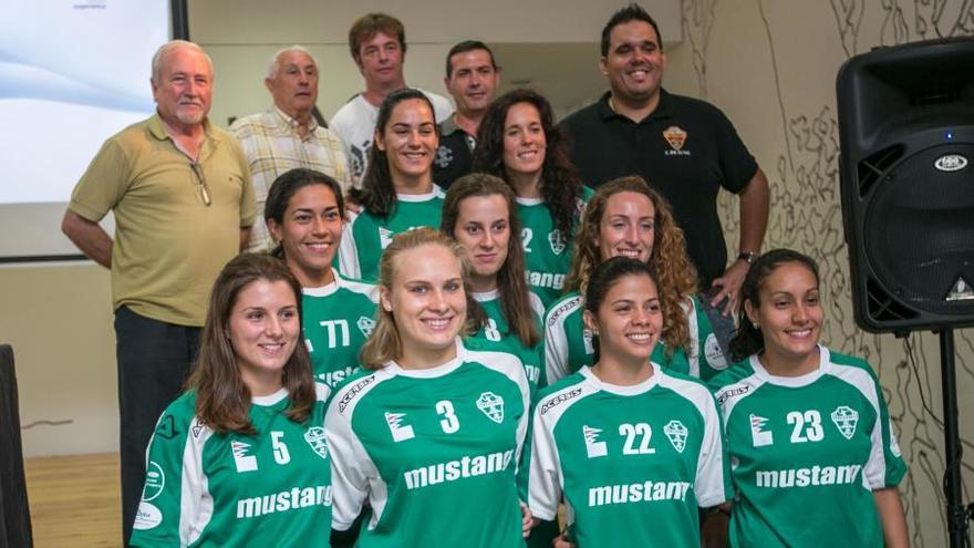 Presentación, ayer, del Club Balonmano Elche Mustang, en las instalaciones de la firma ilicitana en el Parque Industrial de Torrellano.