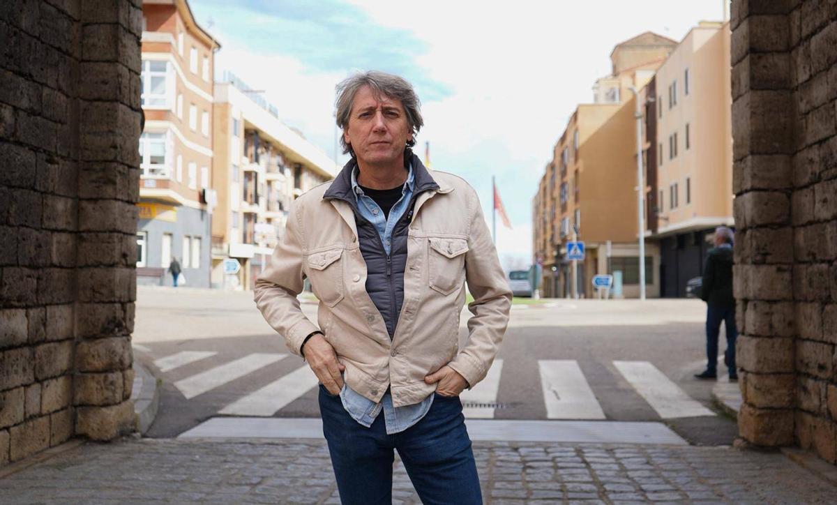 Carlos Martínez, ayer, bajo la Puerta de Corredera de Toro.
