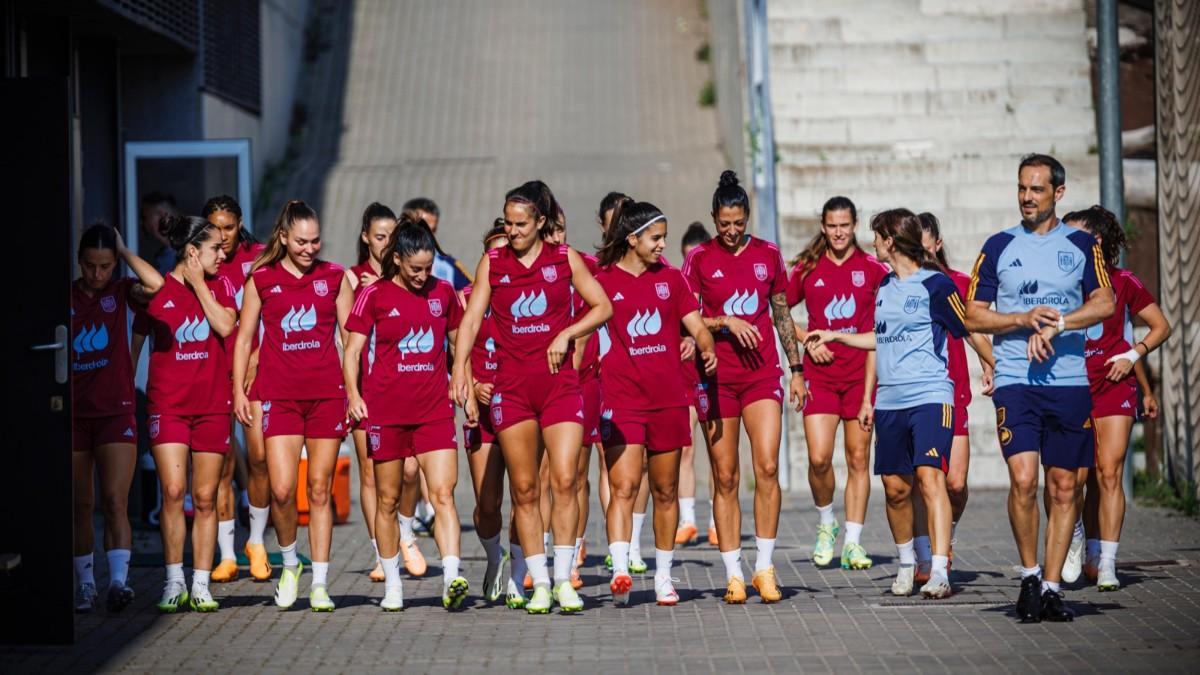 Las jugadoras de la selección, tras un entreno