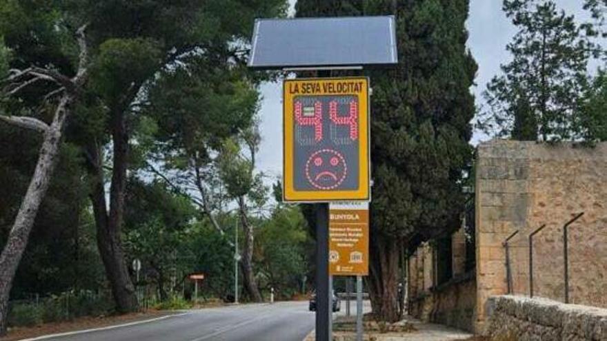 Bunyola planta cara a los acelerones con nuevos radares luminosos en las carreteras del municipio
