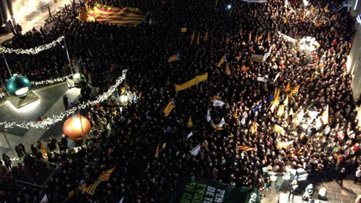 Aspecto de la manifestación contra la reforma educativa de Wert de este lunes en la plaza Sant Jaume de Barcelona.