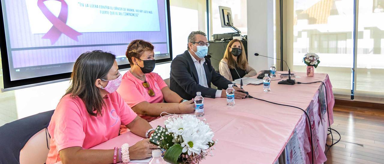 La ginecóloga Yolanda Espinosa, junto al alcalde y las representantes de Anémona, ha sido la encargada de leer el manifiesto de este año.