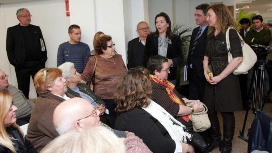 Mercedes Alonso, Javier Sogorb y María Jesús Rodríguez, junto a los vecinos del barrio de San Antón.