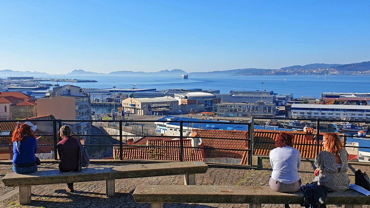 La ría de Vigo con las Cíes y la península de O Morrazo en el horizonte, desde el mirador del Paseo de Alfonso XII, en la urbe olívica.