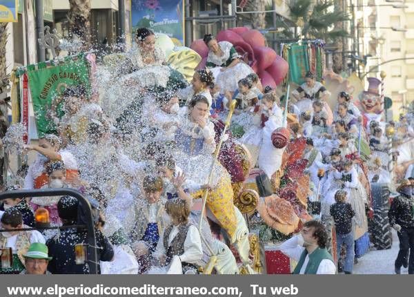 GALERÍA DE FOTOS - El Coso Multicolor inunda de confeti Castellón