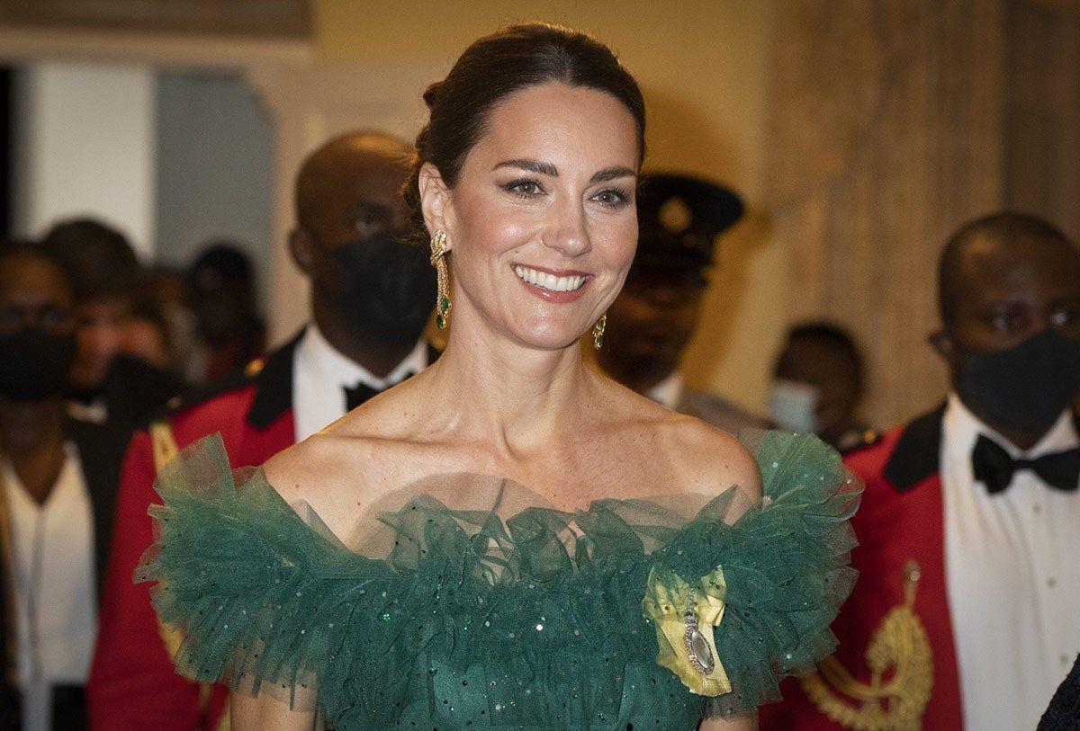 Primer plano de Kate Middleton con vestido verde en recepción en Jamaica