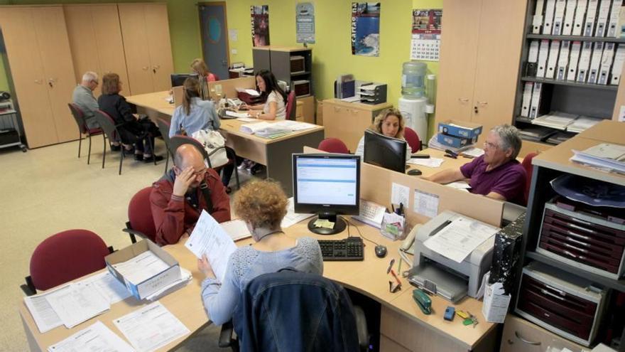 Largas colas por las últimas plazas de la Escuela de Idiomas