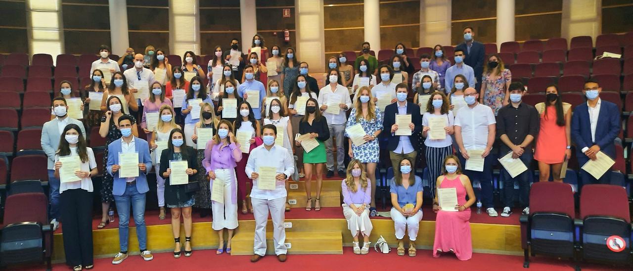 Un momento del acto de homenaje a los residentes del Hospital General de Alicante