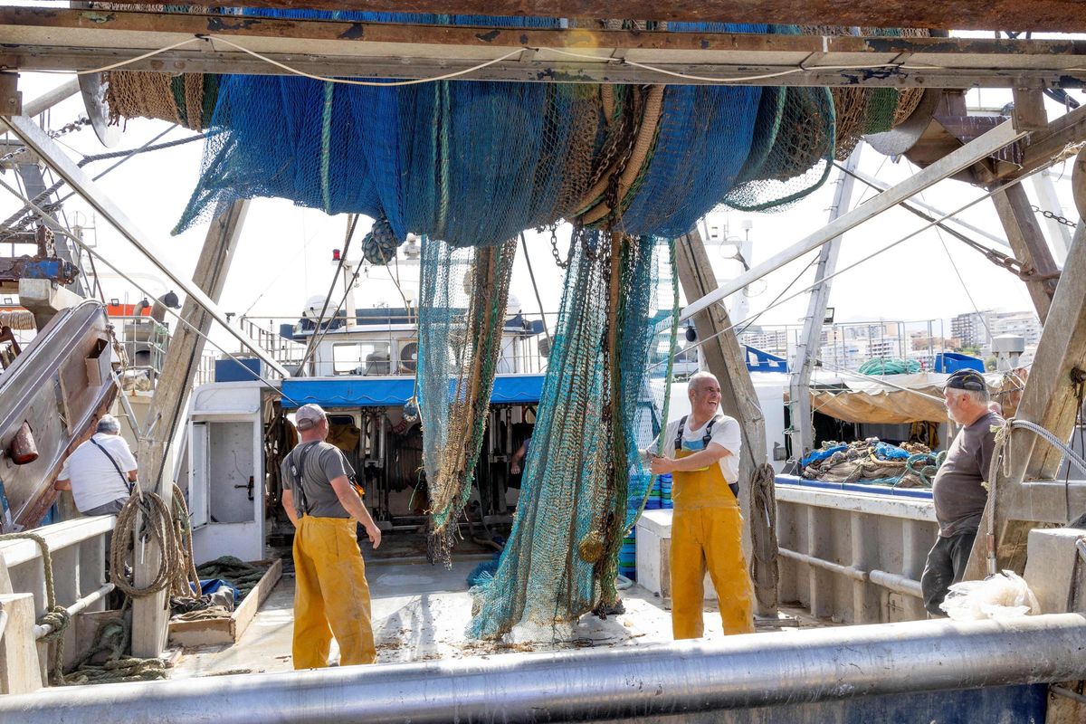 Dos pescadores de La Vila Joisa recogiendo las nuevas redes.