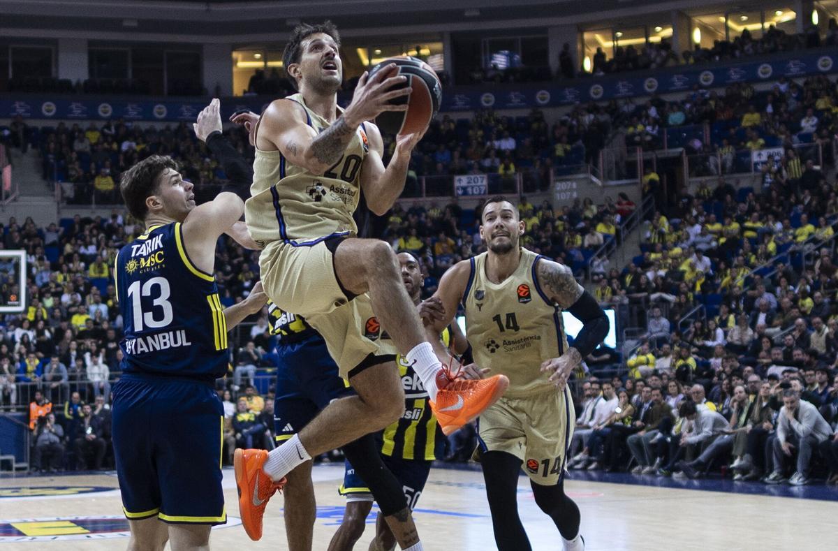 ISTANBUL (Turkey), 23/12/2025.- Tarik Biberovic (L) of Fenerbahce in action against Nicolas Laprovittola (up) of Barcelona during the Euroleague basketball match between Fenerbahce and Barcelona in Istanbul, Turkey, 23 December 2025. (Baloncesto, Euroliga, Turquía, Estanbul) EFE/EPA/TOLGA BOZOGLU