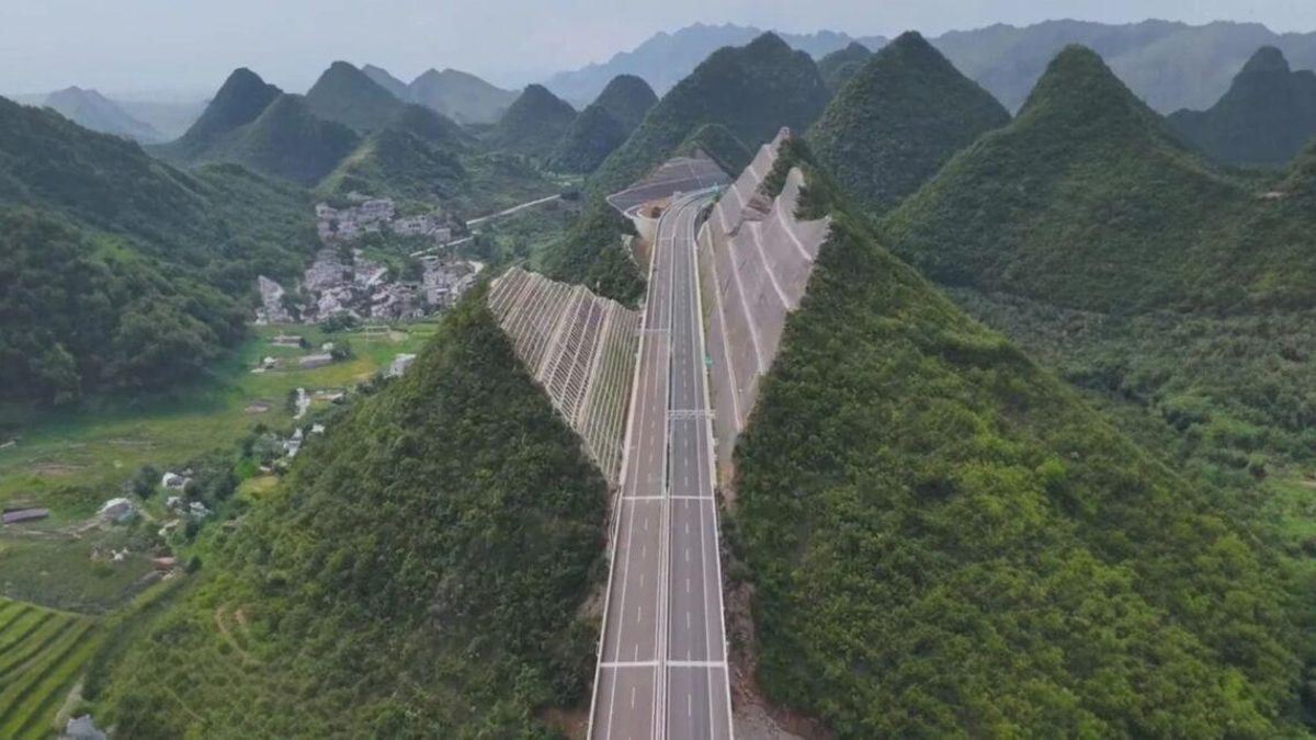 Esta autopista que corta una montaña por la mitad llama la atención de internet, pero no es la única