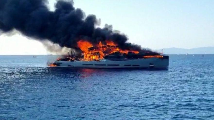 Arde un yate de unos 40 metros de eslora en Formentera.